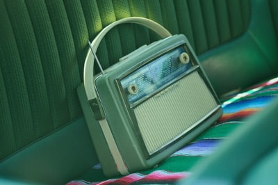 灰色盒式收音机